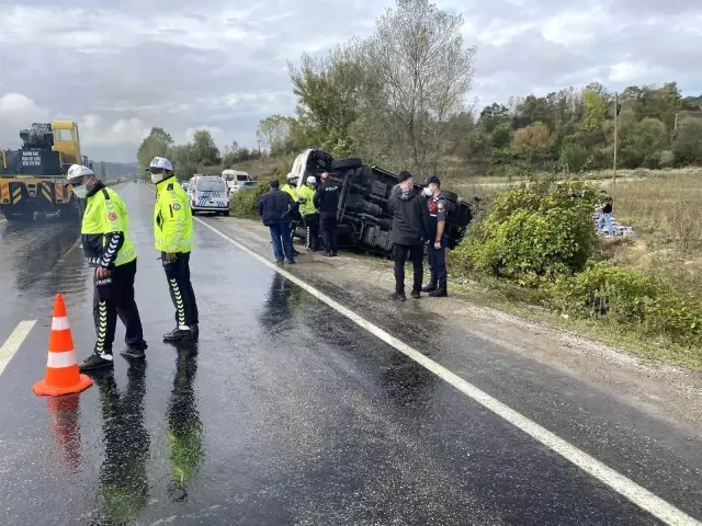 Meşrubat yüklü kamyonetin devrilme anı kamerada
