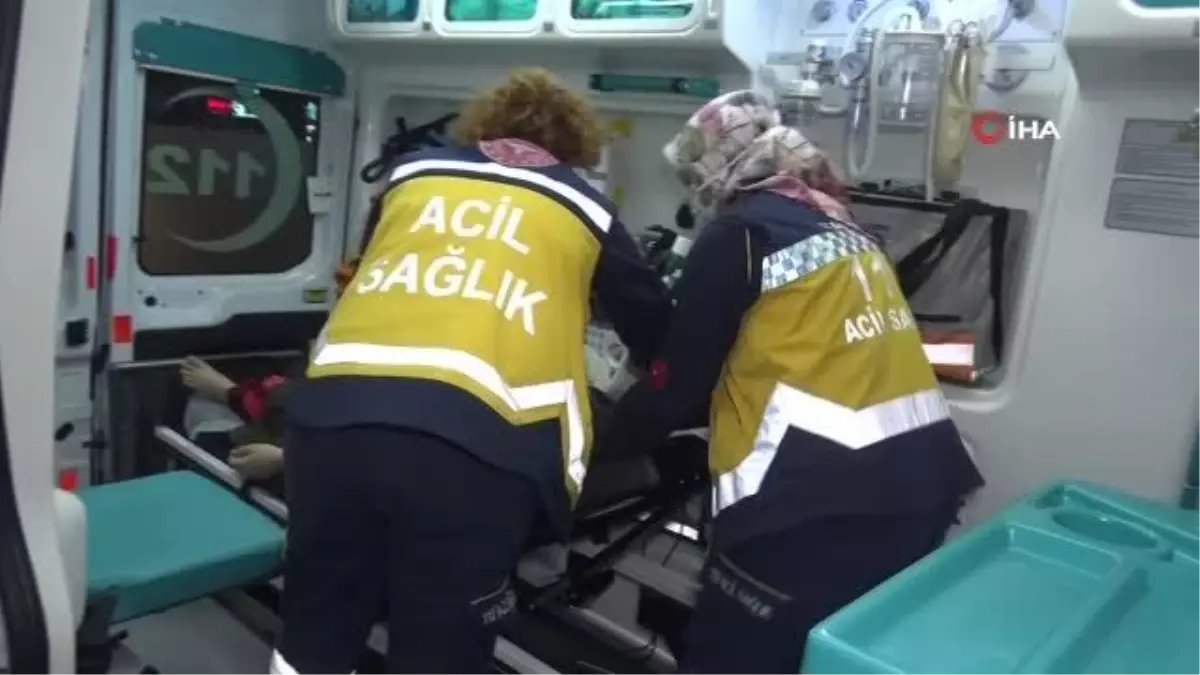 Minibüs otomobile, otomobil hamile kadına çarptı