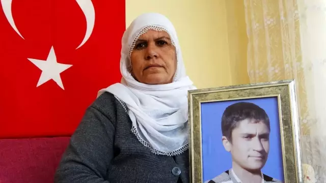 Muş'ta evlat nöbetini sürdüren anne, oğluna kavuşacağı günü bekliyor