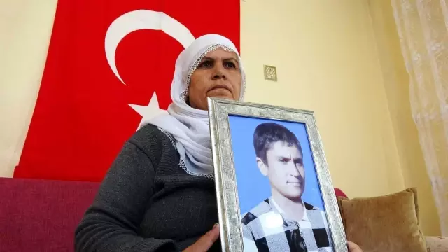 Muş'ta evlat nöbetini sürdüren anne, oğluna kavuşacağı günü bekliyor