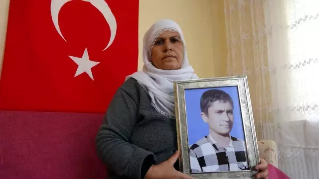 Muş'ta evlat nöbetini sürdüren anne, oğluna kavuşacağı günü bekliyor
