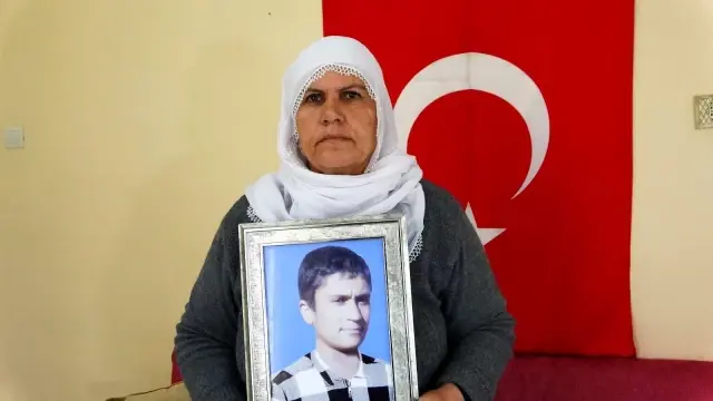 Muş'ta evlat nöbetini sürdüren anne, oğluna kavuşacağı günü bekliyor