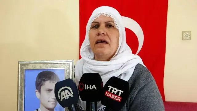 Muş'ta evlat nöbetini sürdüren anne, oğluna kavuşacağı günü bekliyor