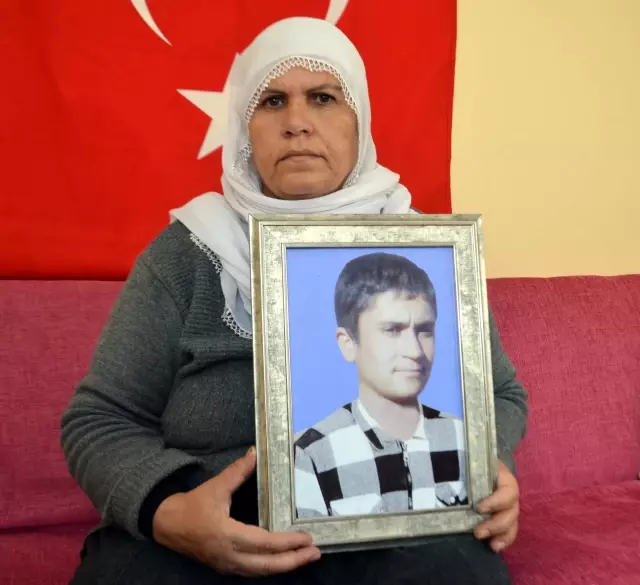 Muş'ta evlat nöbetini sürdüren anne, oğluna kavuşacağı günü bekliyor