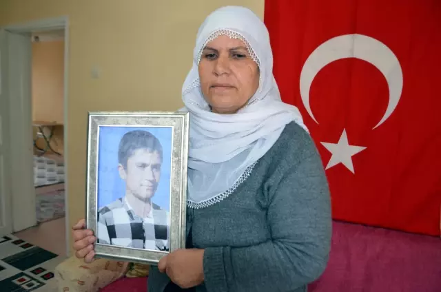 Muş'ta evlat nöbetini sürdüren anne, oğluna kavuşacağı günü bekliyor