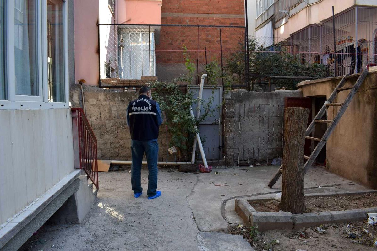 Öz oğlunu turşu kavanozu ile ağır yaraladı