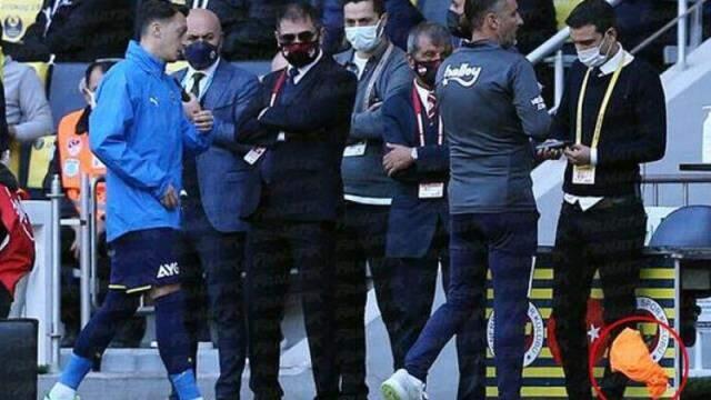 Ali Koç'tan acil toplantı çağrısı! Vitor Pereira ve Mesut Özil'den rahatsız oldu