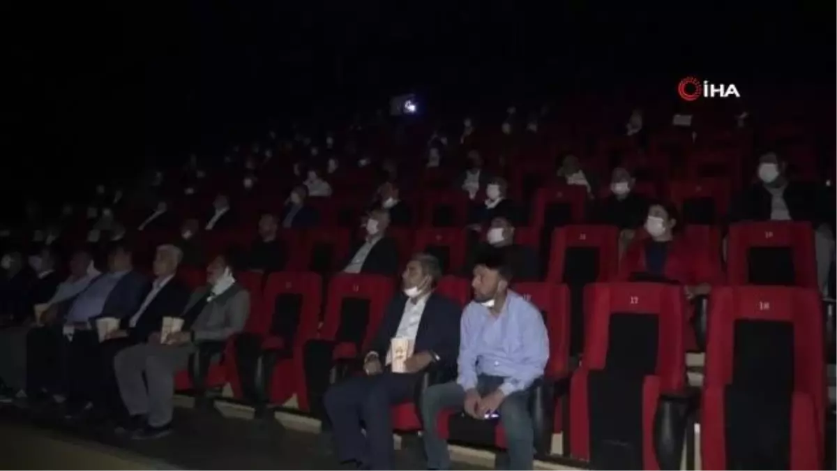Vali Aydoğdu muhtarlarla 'Akif' filmini izledi