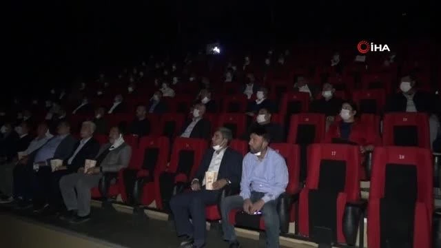 Vali Aydoğdu muhtarlarla "Akif" sinemasını izledi