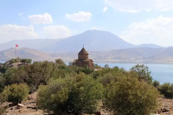 VAN’A GELEN İRANLILAR, AKDAMAR ADASI’NI GEZDİ