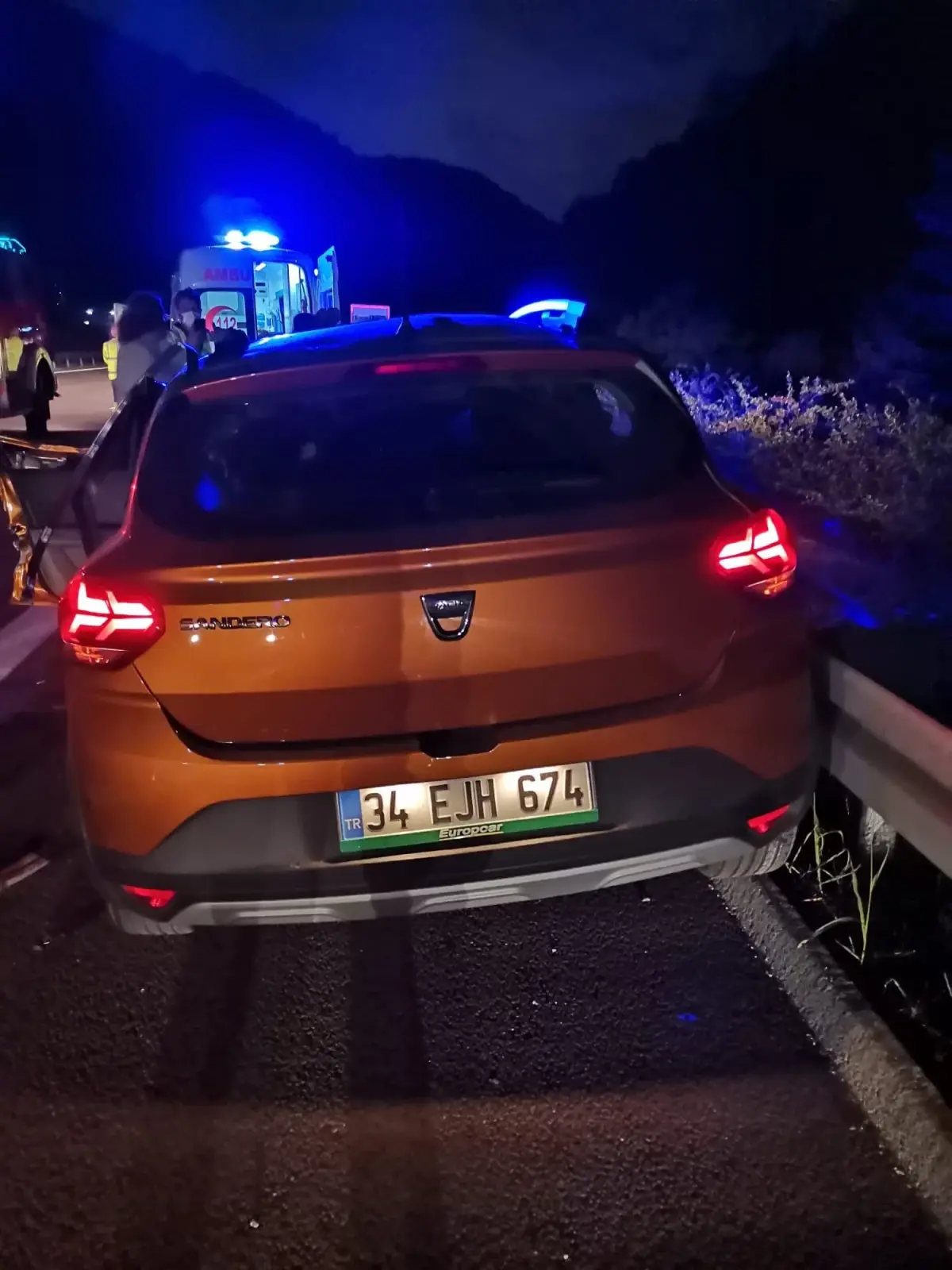 Yalova'da tırla çarpışan otomobildeki 3 kişi yaralandı