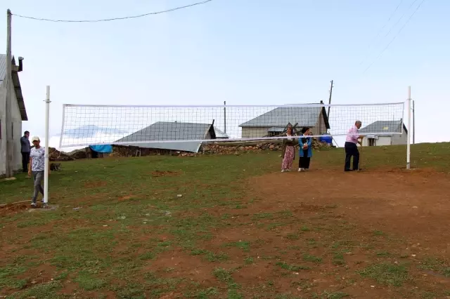 Yaylanın Sultanları'na saha ve forma desteği