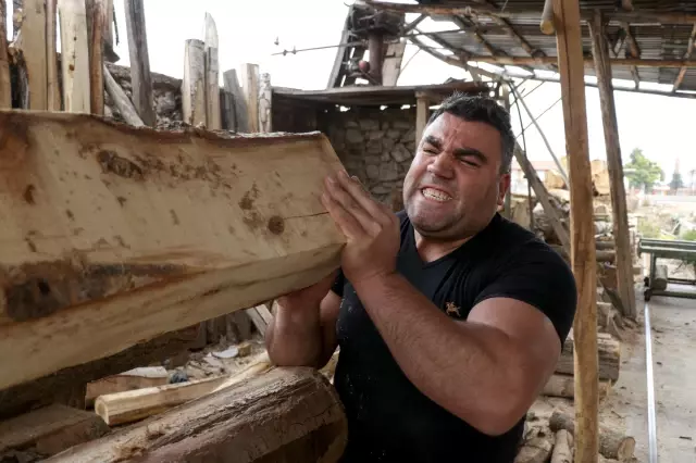 Προετοιμασία για το Παγκόσμιο Πρωτάθλημα Μπρατσουλήθρας κουβαλώντας κορμούς