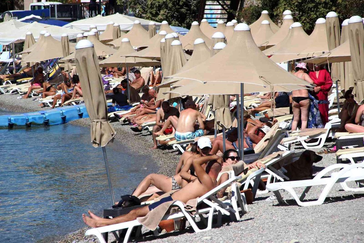 Bodrum sahilleri doldu taştı, turistler güneşin keyfini çıkardı
