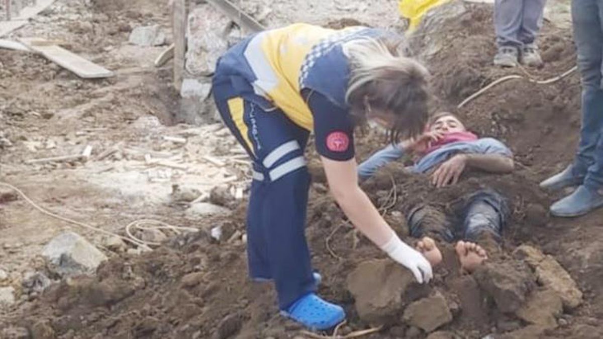 Elektrik akımına kapılan işçiyi toprağa gömerek kurtardılar
