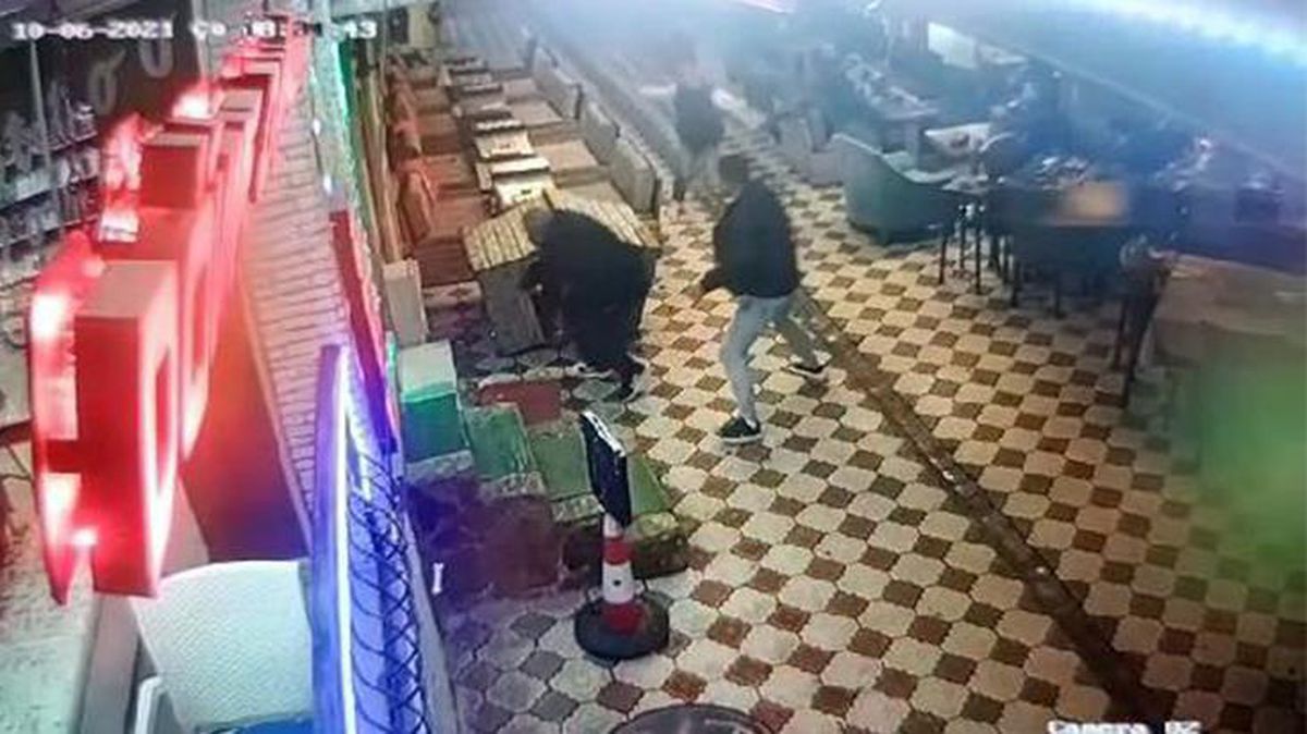 İki kuzen, kafede göz göre göre silahlı saldırıya uğradı! O anlar kamerada