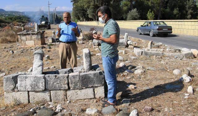Mezarlığın içler acısı hali, yol bile geçiyor...