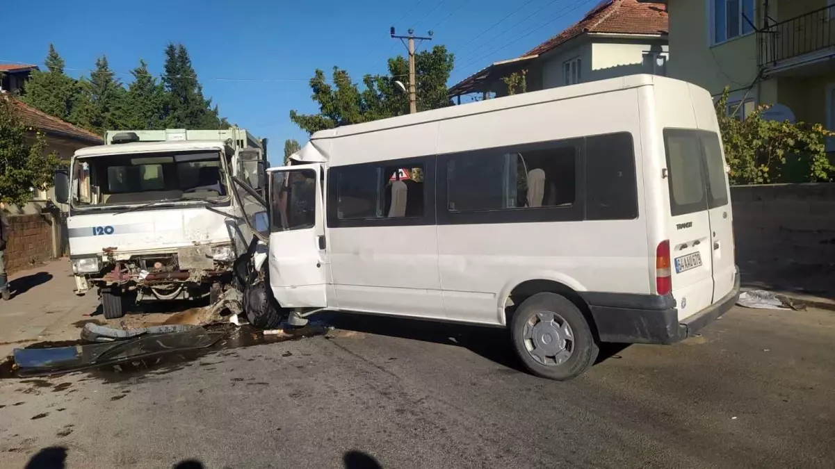 İşçi minibüse ile çöp kamyonu kafa kafaya çarpıştı
