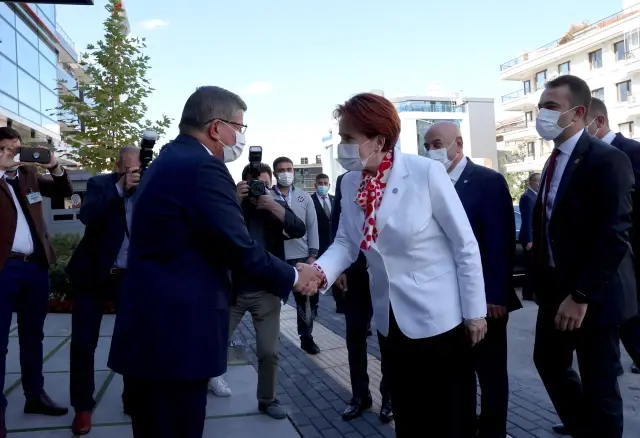 Akşener, Gelecek Partisi Genel Lideri Davutoğlu'nu ziyaret etti