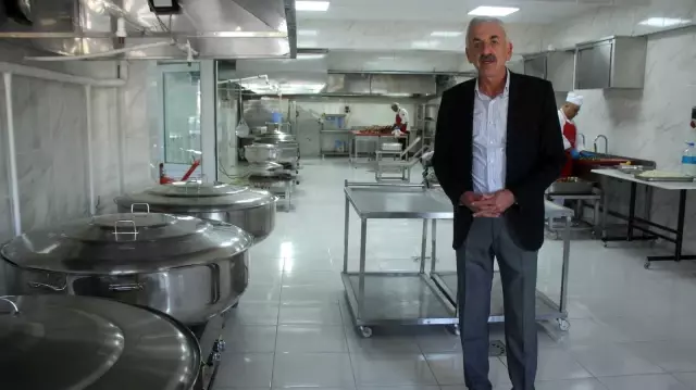 Kızılay ekipleri kapı kapı dolaşarak sıcak yemek dağıtıyor