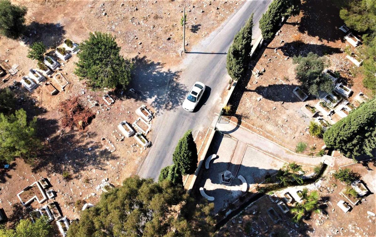 İçinden yol bile geçiyor! Tarihi mezarlığın içler acısı hali nedeniyle bölge sakinleri huzursuz