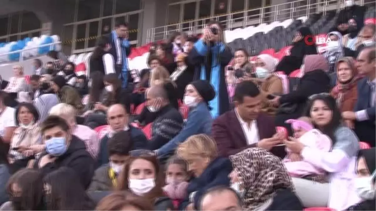 Mezun olan yüzlerce öğrenci yeni hayatlarına uğurlandı