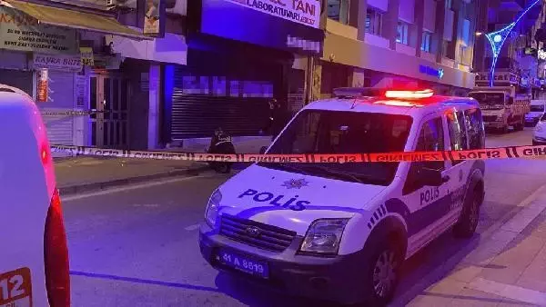 Sevgilisiyle tartışırken 5'inci kattaki evinin penceresinden düşen trans birey öldü