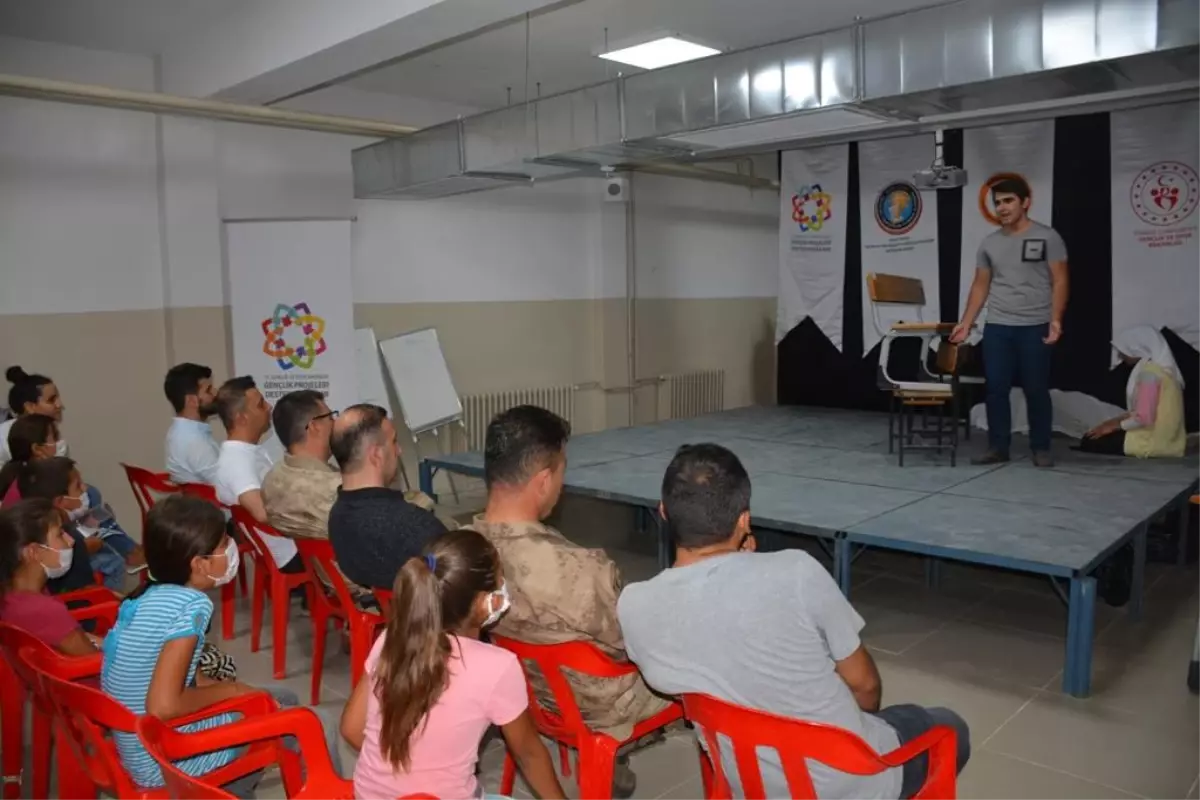 Silopi'de köyde tiyatro gösterisi