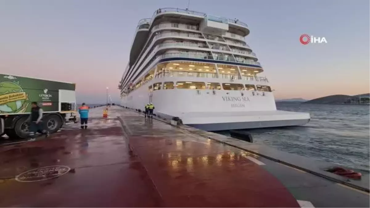 Turistler halk oyunları ve bandoyla karşılandı... Kuşadası'nda Kruvaziyer Turizmi sevinci
