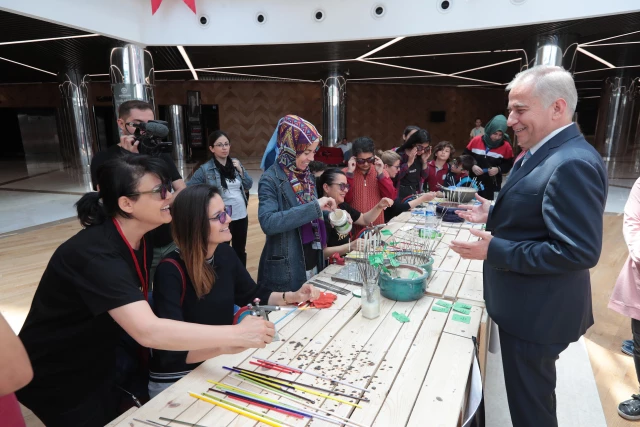 Memleketler arası Cam Bienali'nde sanatkarlar cam yapıtları "giyerek" sergileyecek