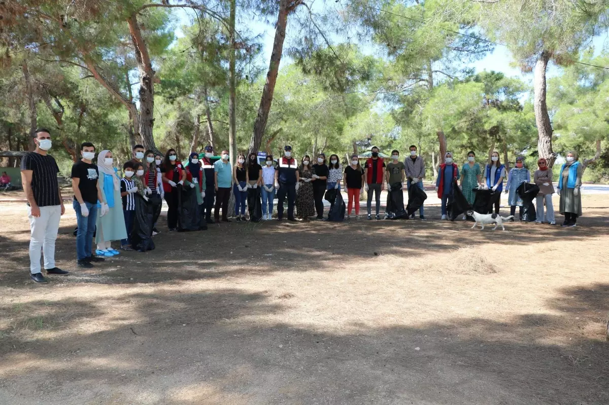 Adana'da jandarma ekipleri gençler çevre temizliği yaptı