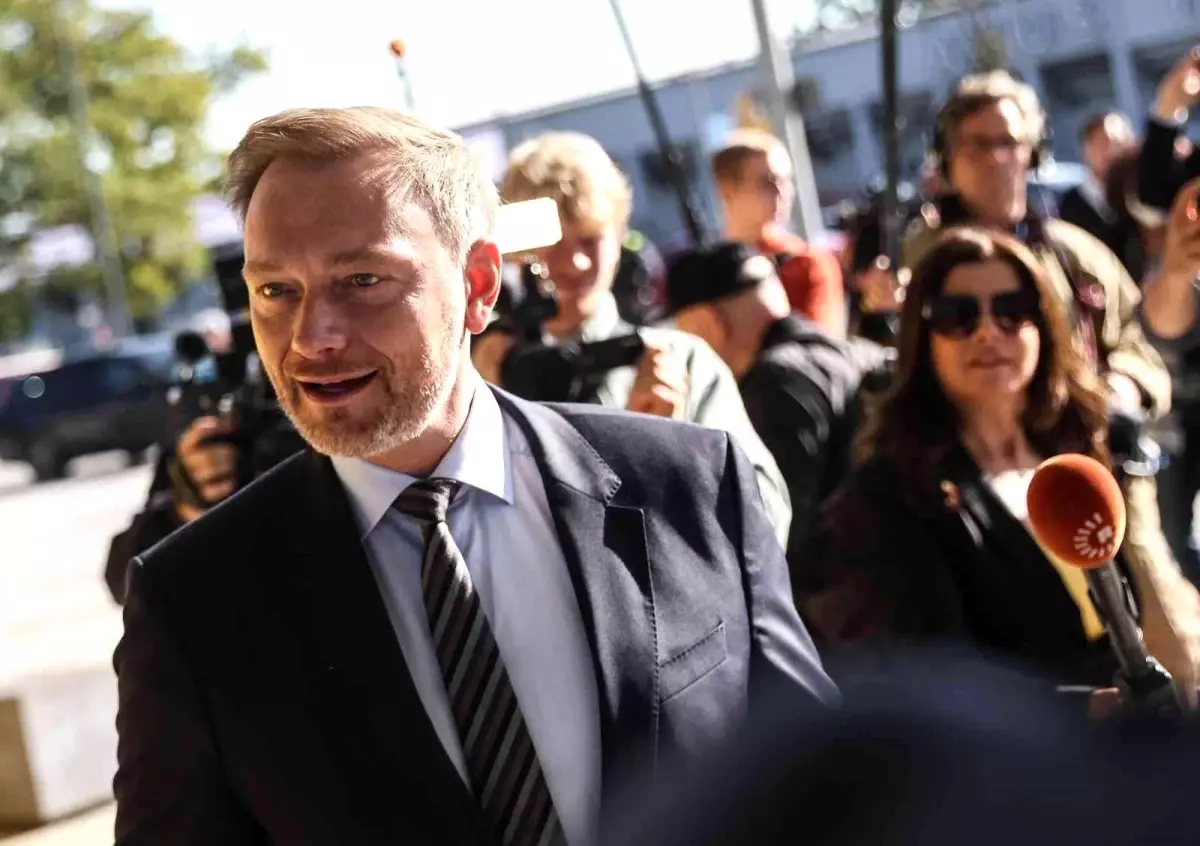 Almanya'da 'trafik ışığı koalisyonu' için ilk üçlü görüşme