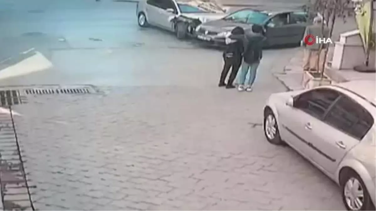 Dikkatsiz sürücülerin kaza anı güvenlik kamerasında