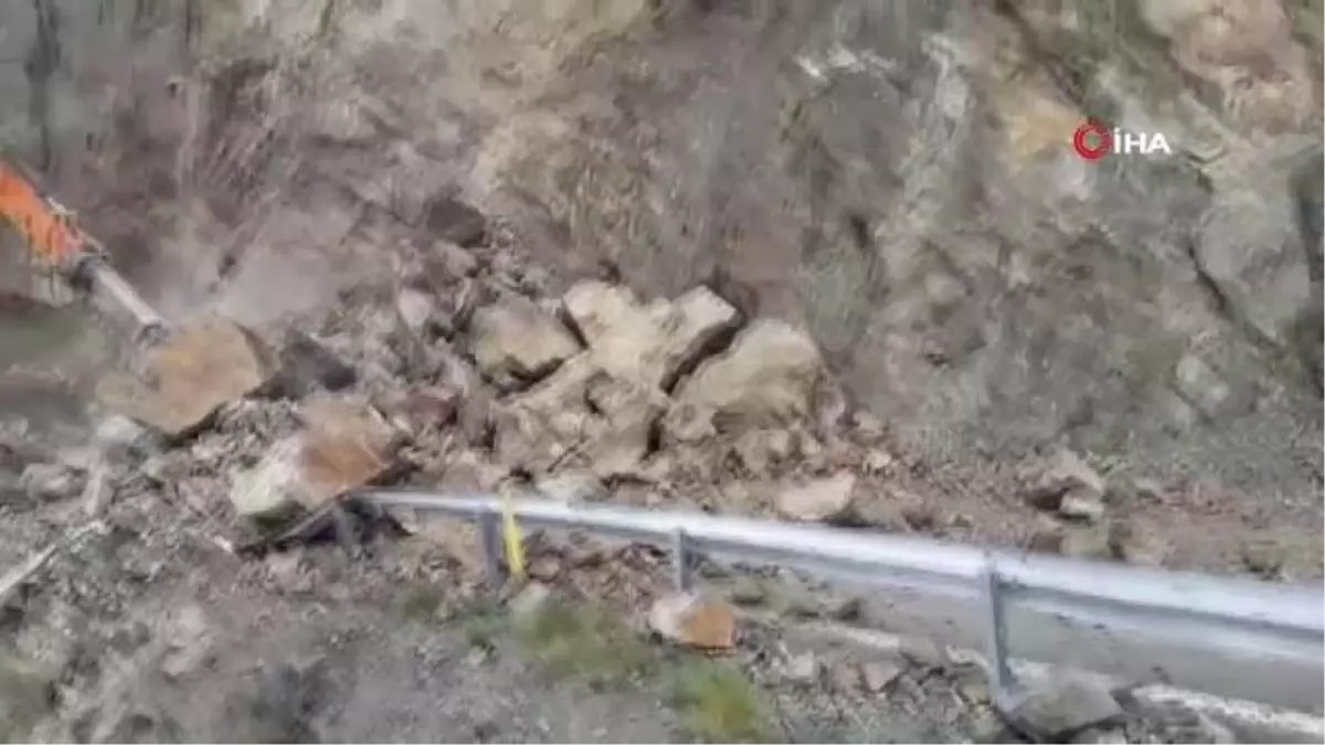 Heyelan nedeniyle bir köy yolu ulaşıma kapandı