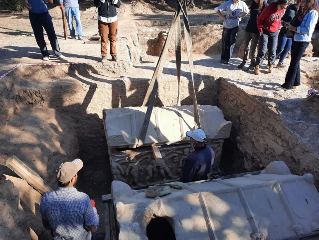 İznik'te nekropol hafriyatında bulunan iki lahitten mumyalanmış 3 iskelet çıktı