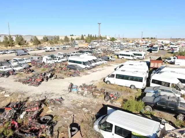 Milyonlarca TL değerinde araçlar toprağa gömülüyor