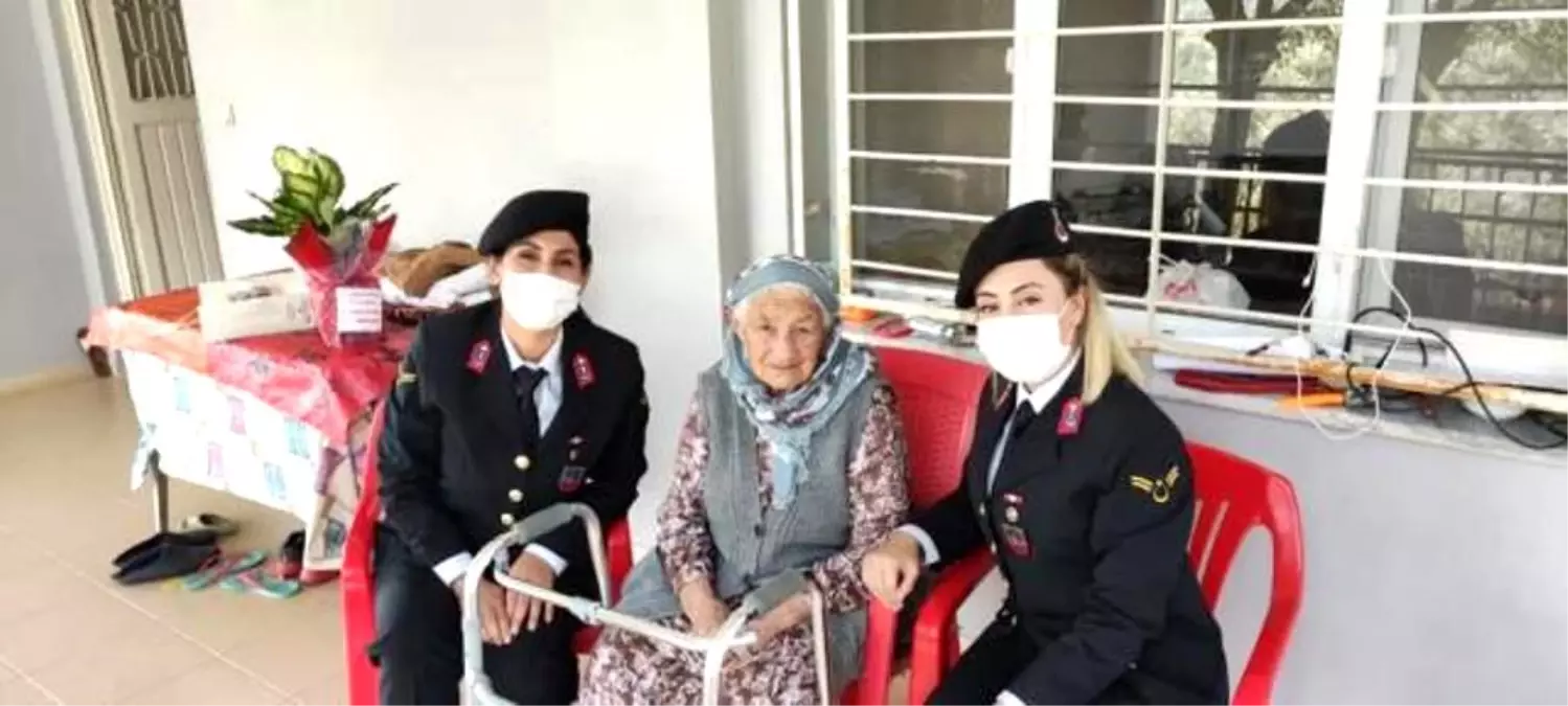 Osmaniye İl Jandarma Komutanlığı ekipleri, Dünya Yaşlılar Günü etkinlikleri kapsamında vatandaşları ziyaret etti