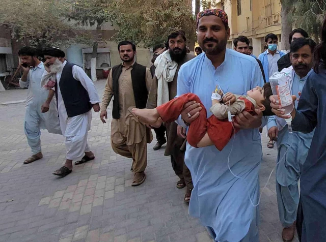 Pakistan'da 5.9 büyüklüğünde zelzele: 20 meyyit, 300 yaralı