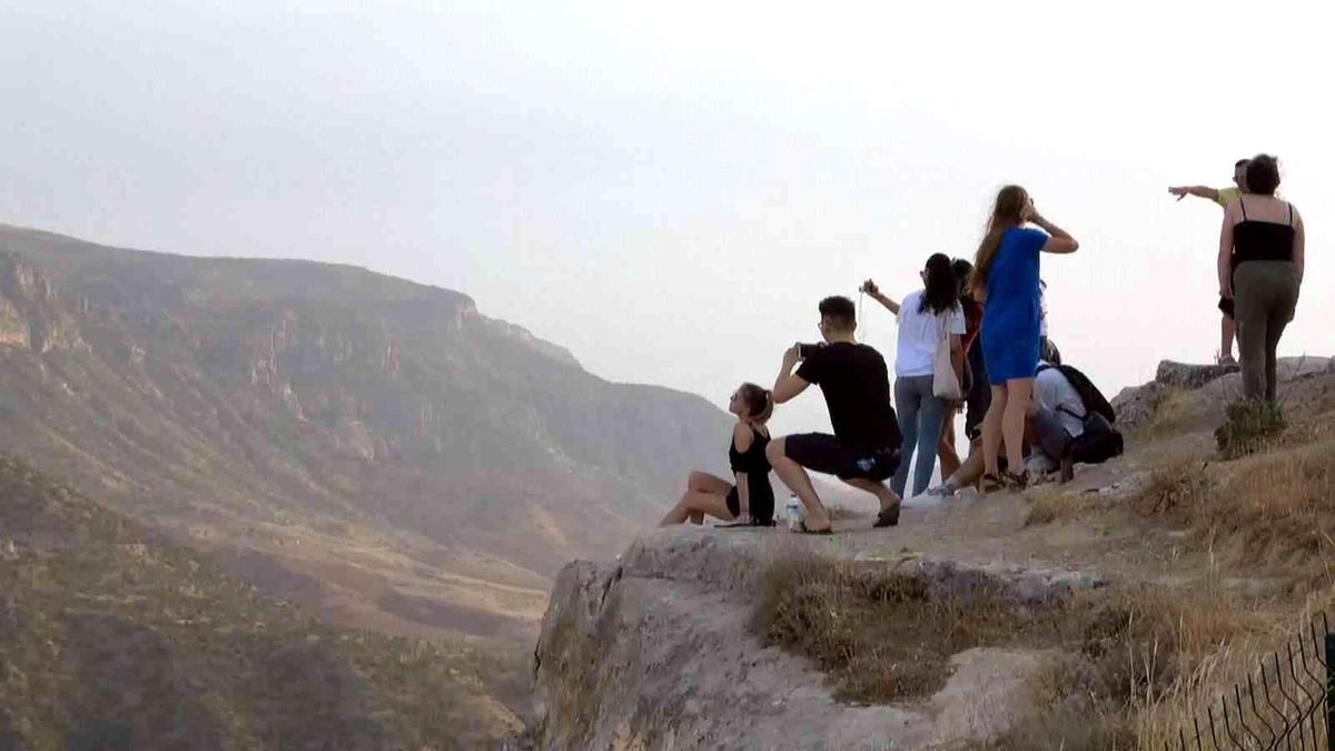 Son dakika haber! Siirt'te gençler ölüme aldırış etmeden uçurumun kenarında fotoğraf çekiniyor