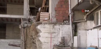 Şişli'de ilginç görüntü: Bina inşaatı 40 yıllık apartmana dayandı