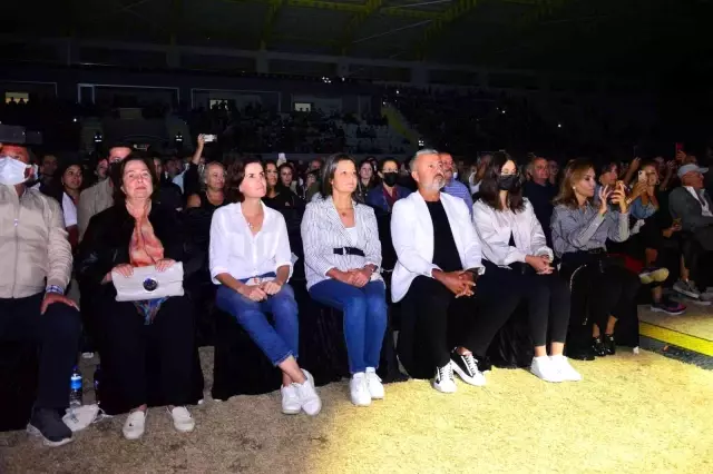 Son dakika haberleri | Yangınzedelere dayanak için Haluk Levent ve Rus Kızılordu Korosundan konser