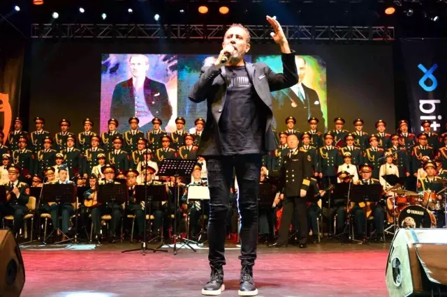 Son dakika haberleri | Yangınzedelere dayanak için Haluk Levent ve Rus Kızılordu Korosundan konser