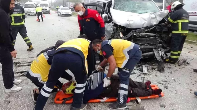 Yolcu midibüsüne arkadan vurdu biri ağır 4 kişi yaralandı