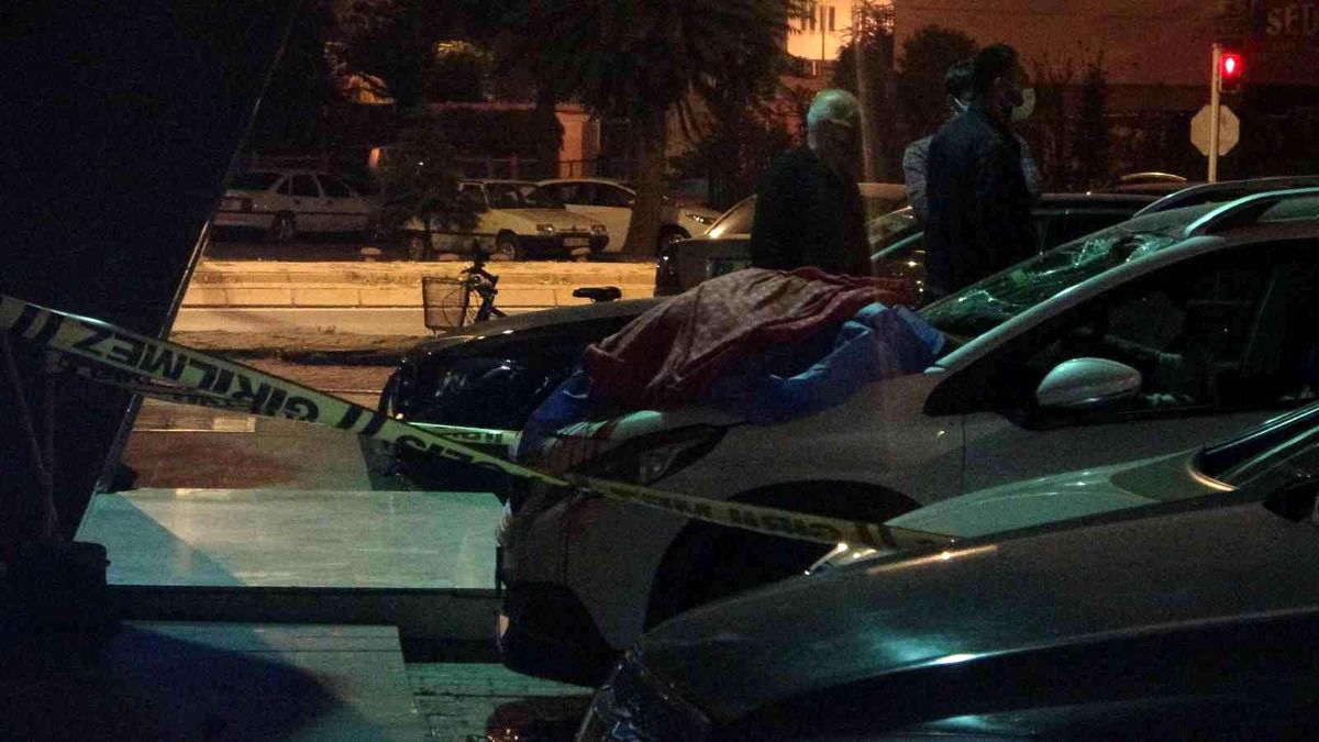 14. kattan otomobilin üzerine düşen genç, hayatını kaybetti