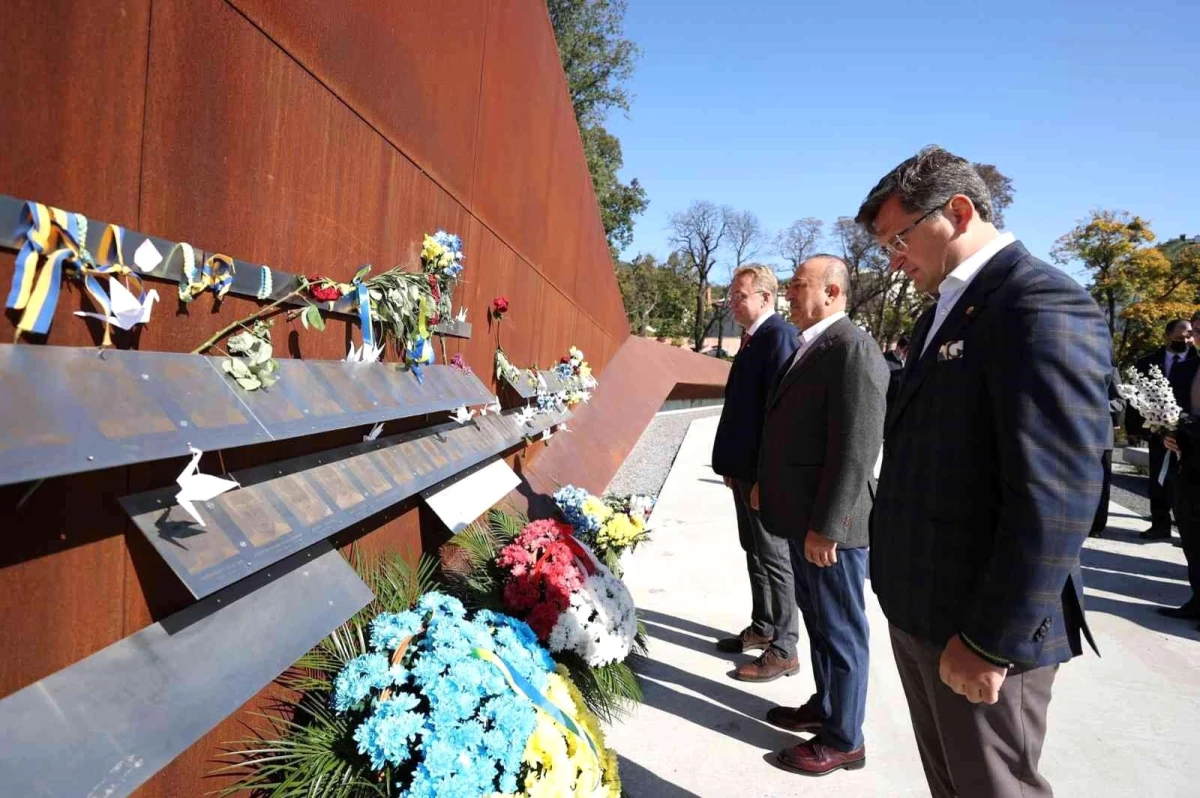 Son dakika! Bakan Çavuşoğlu, Cennet Bölüğü Anıtı'na çiçek bıraktı