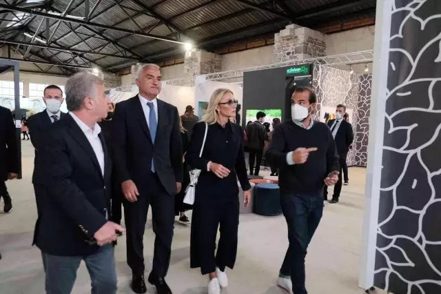 Bakan Mehmet Nuri Ersoy, eşi Pervin Ersoy'la birlikte 16. Contemporary İstanbul'u ziyaret etti