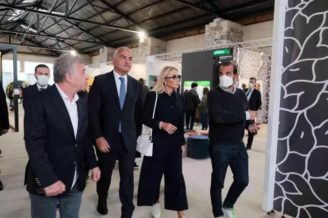 Bakan Mehmet Nuri Ersoy, eşi Pervin Ersoy'la birlikte 16. Contemporary İstanbul'u ziyaret etti