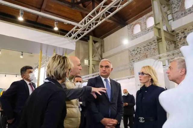 Bakan Mehmet Nuri Ersoy, eşi Pervin Ersoy'la birlikte 16. Contemporary İstanbul'u ziyaret etti