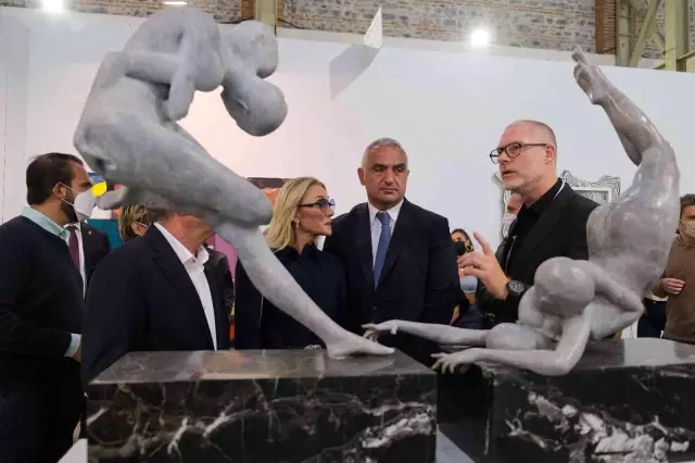 Bakan Mehmet Nuri Ersoy, eşi Pervin Ersoy'la birlikte 16. Contemporary İstanbul'u ziyaret etti