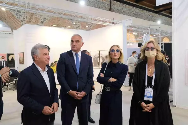 Bakan Mehmet Nuri Ersoy, eşi Pervin Ersoy'la birlikte 16. Contemporary İstanbul'u ziyaret etti